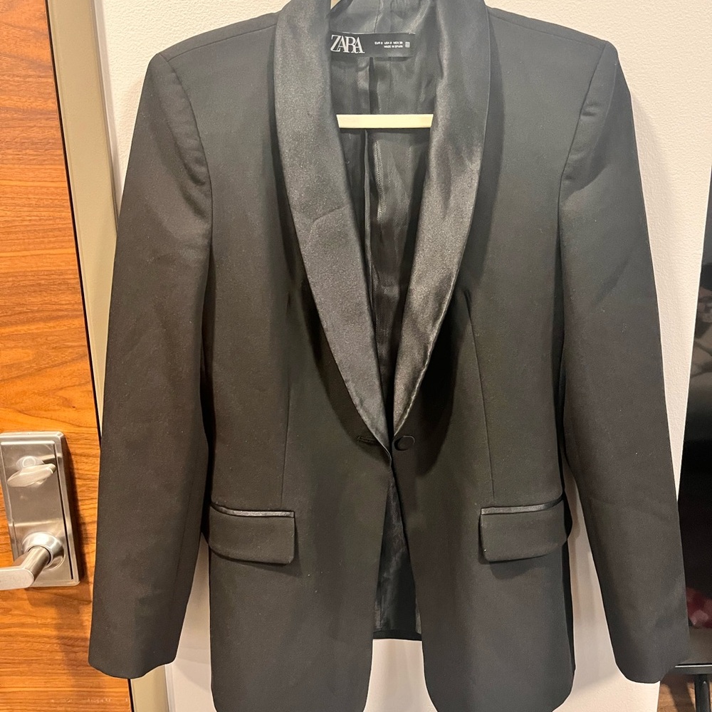 Zara tuxedo blazer - used like new. No malfunctions. Closet sale !